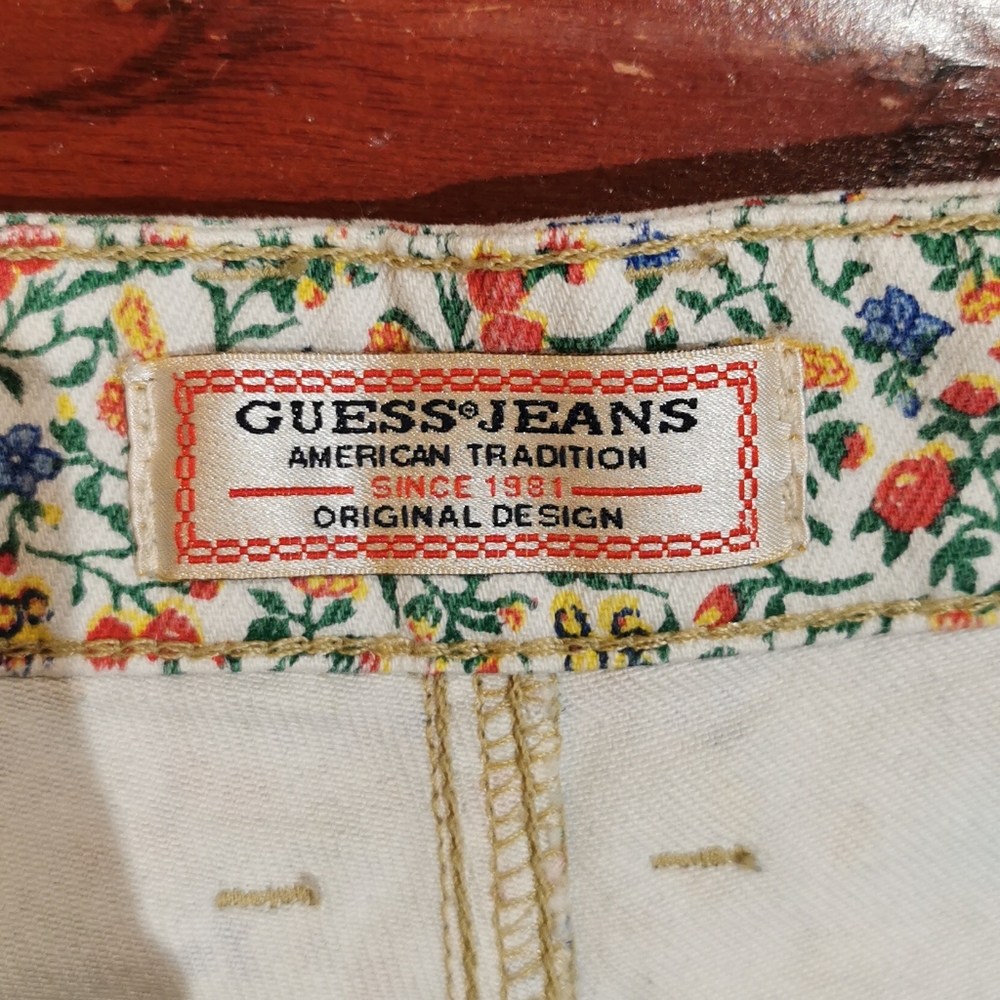 GUESS FLORAL SHORTS - Picture 3 of 3